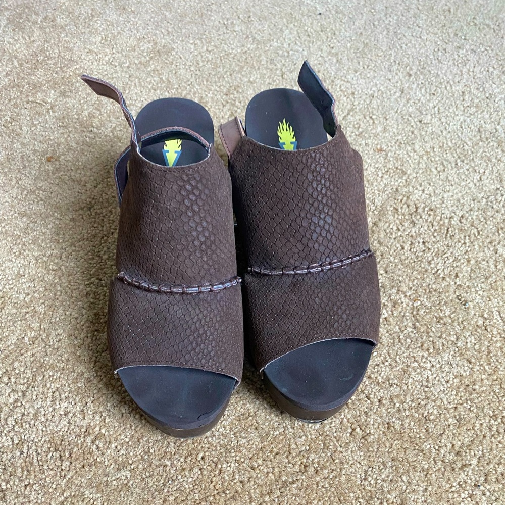 Open toe wedges with adjustable strap